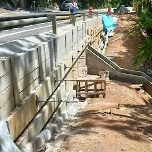 Diseño de Muros de Contención en Vitoria: Análisis Geotécnico y Estructural